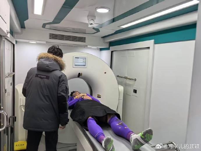 補時階段頭部被撞，天津記者：目前謝維軍正在醫(yī)院接受檢查